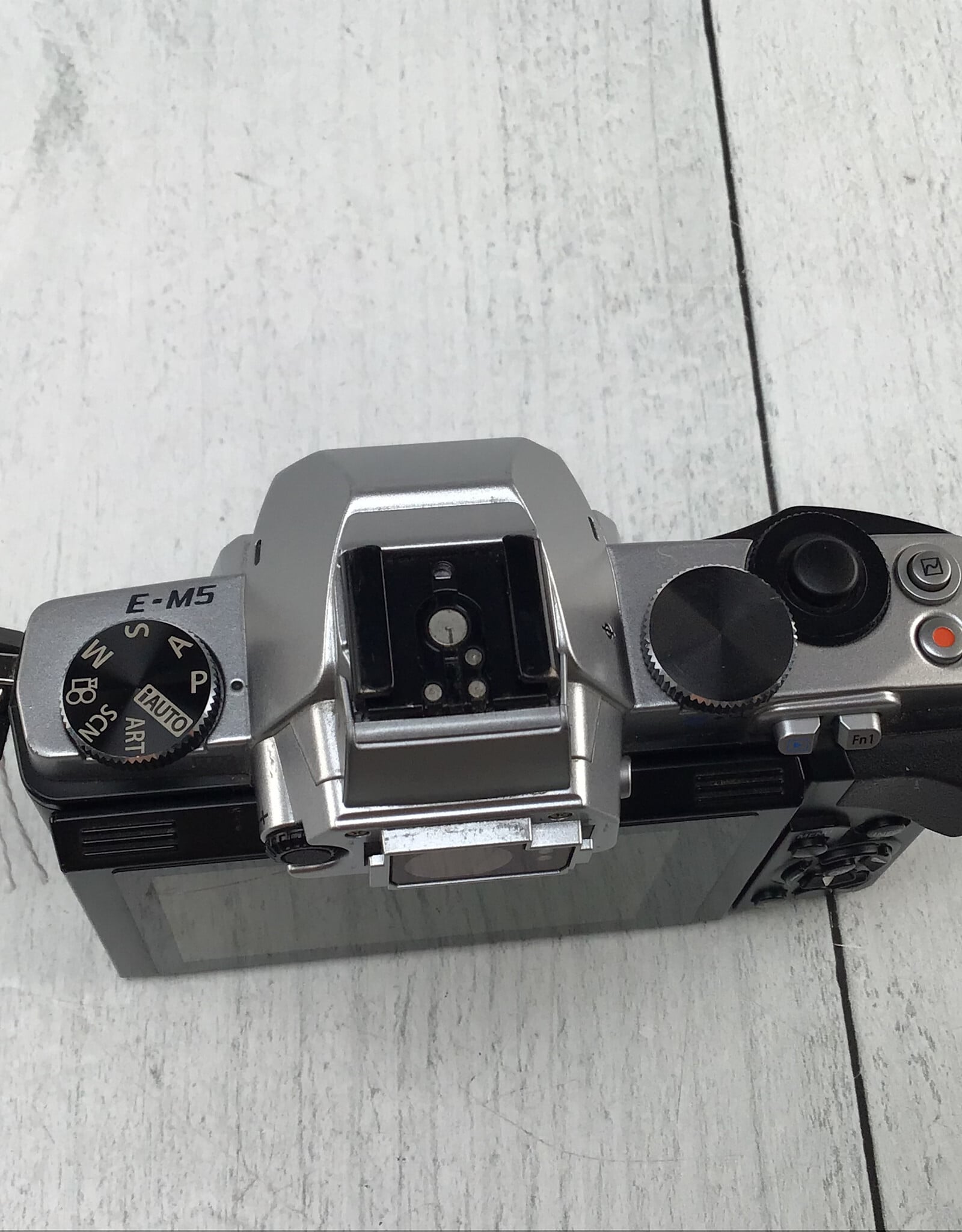 OLYMPUS Olympus OM-D E-M5 Camera Rear LCD Not Working Used AS IS