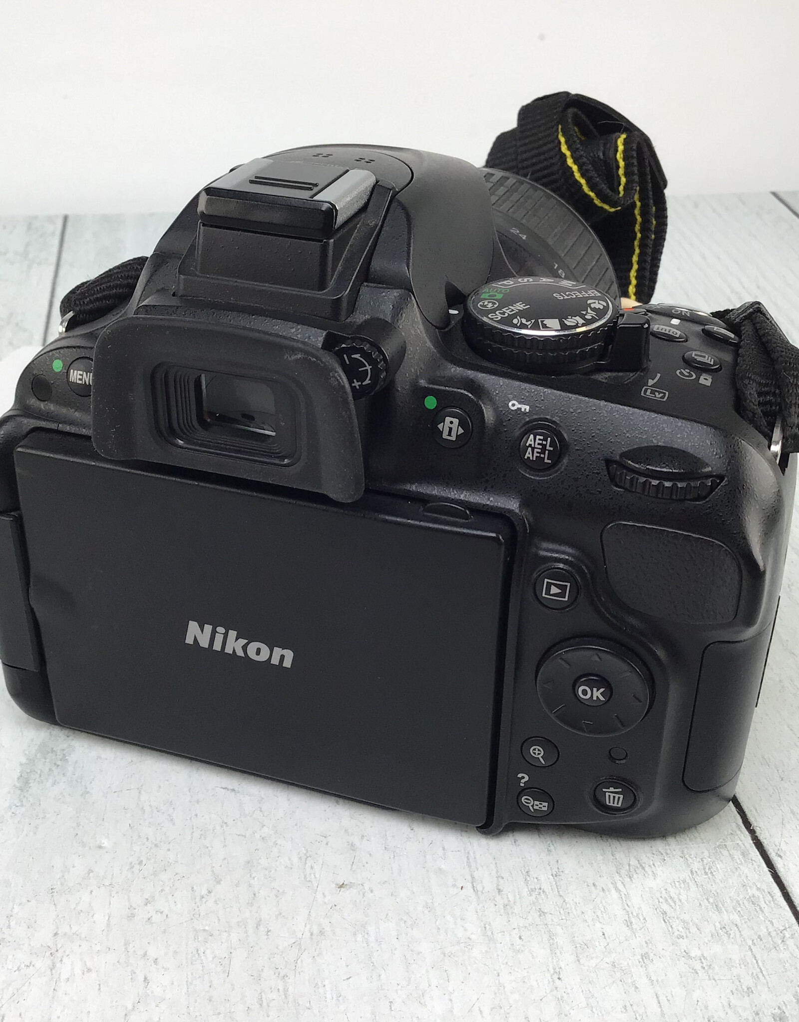 NIKON Nikon D5200 Camera w/ 18-55mm Used Good