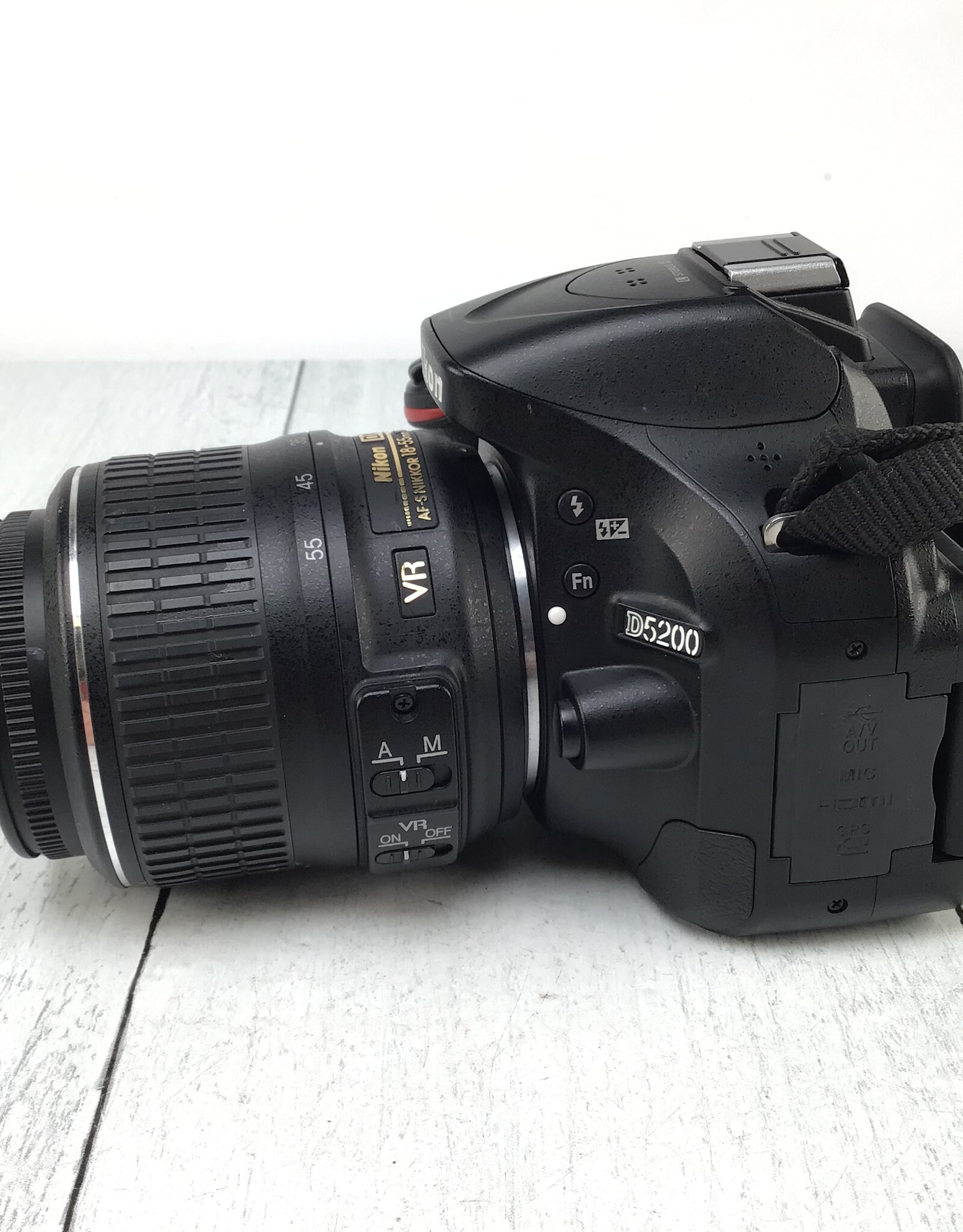 NIKON Nikon D5200 Camera w/ 18-55mm Used Good