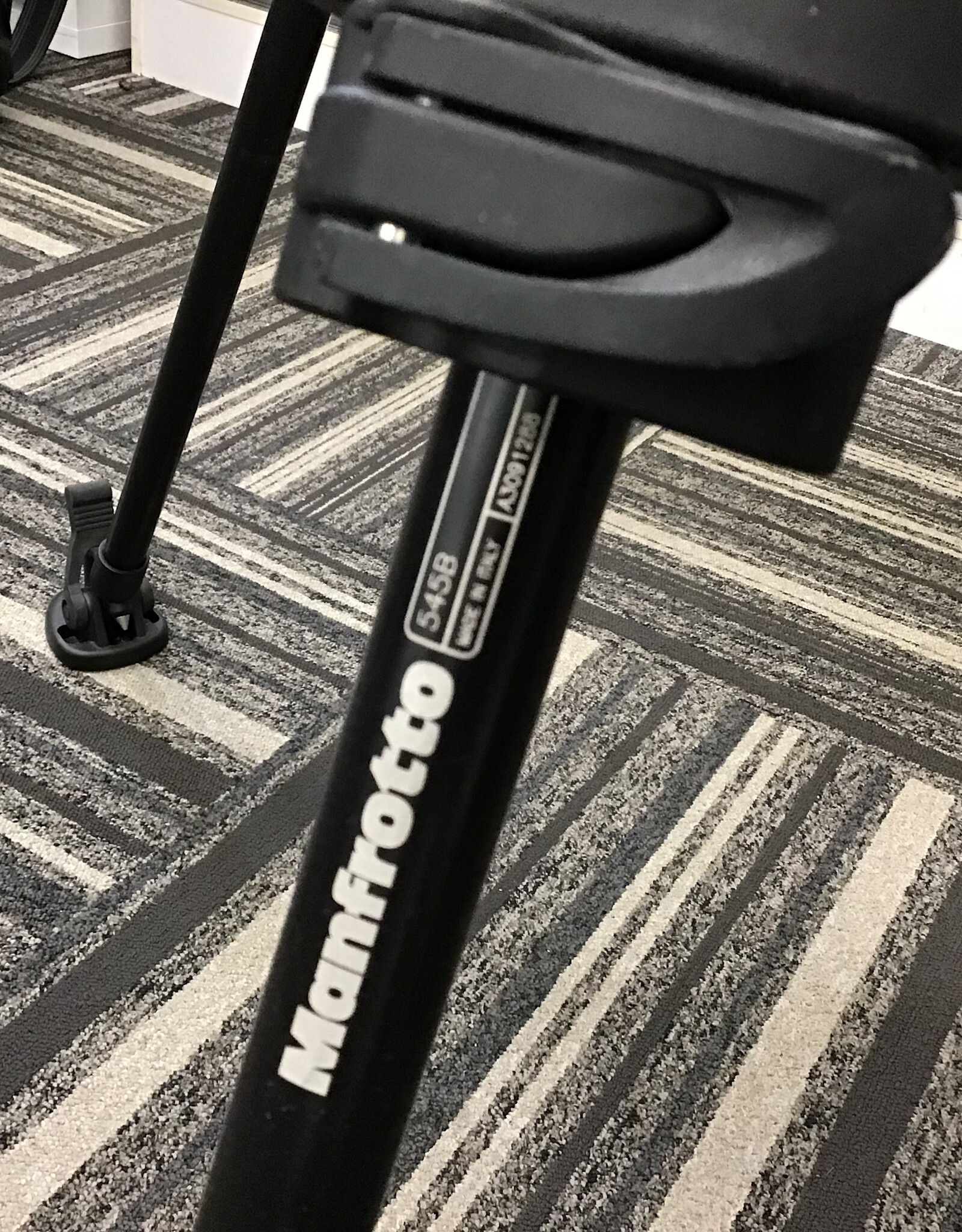 MANFROTTO Mafrotto 545B Video Tripod No Leg Spacers Used Good