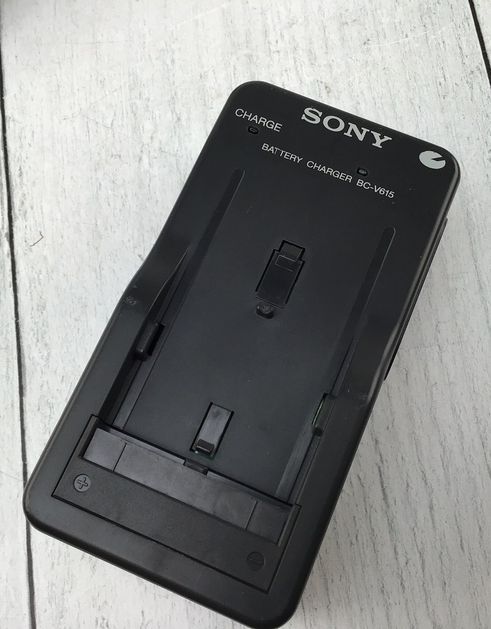 SONY SONY BC-V615 Battery Charger for NP-F970 NP-F750 Used Good