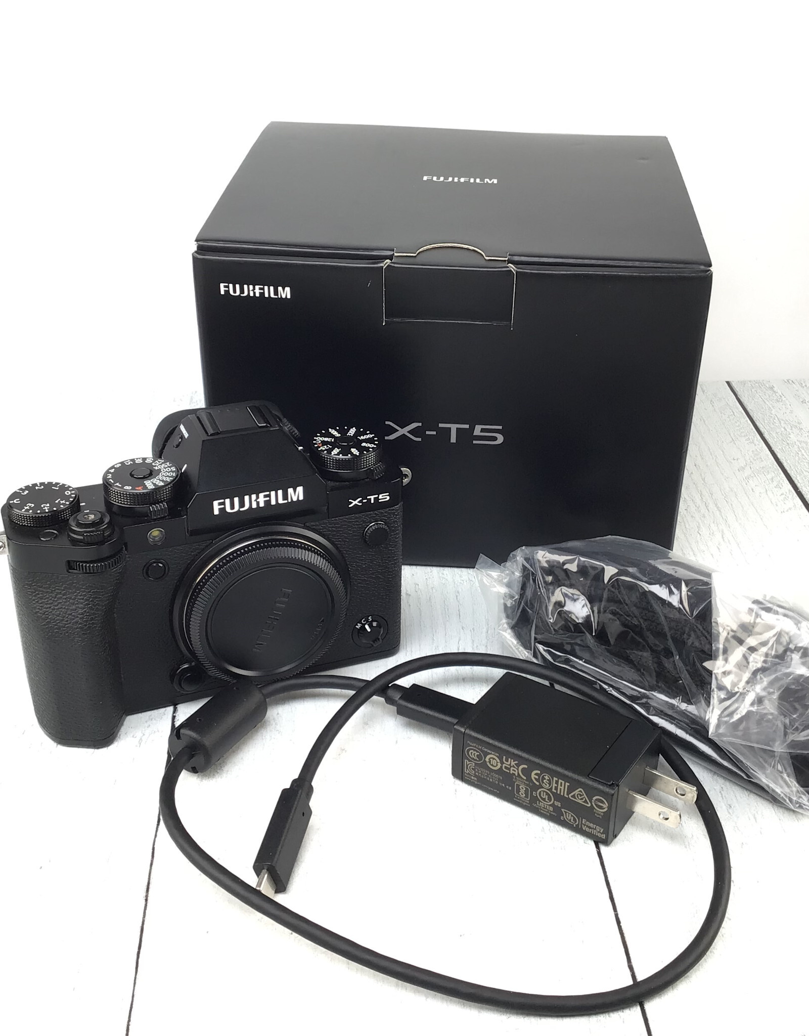 FUJI Fuji X-T5 Camera Body Black in Box Used Good