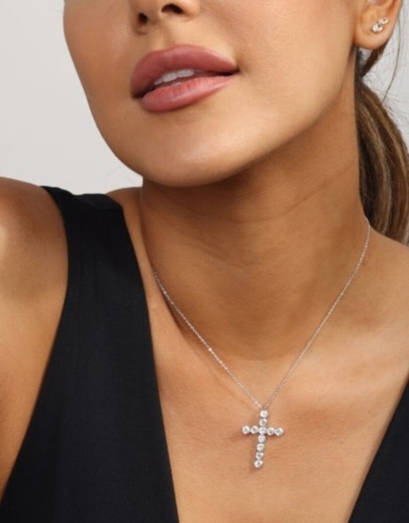 MELINDA MARIA Oh She Fancy Cross Pendant 15'