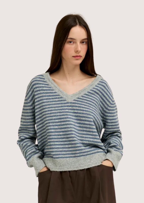 GRADE & GATHER Slouchy V Neck Pullover Grey and Sky Blue
