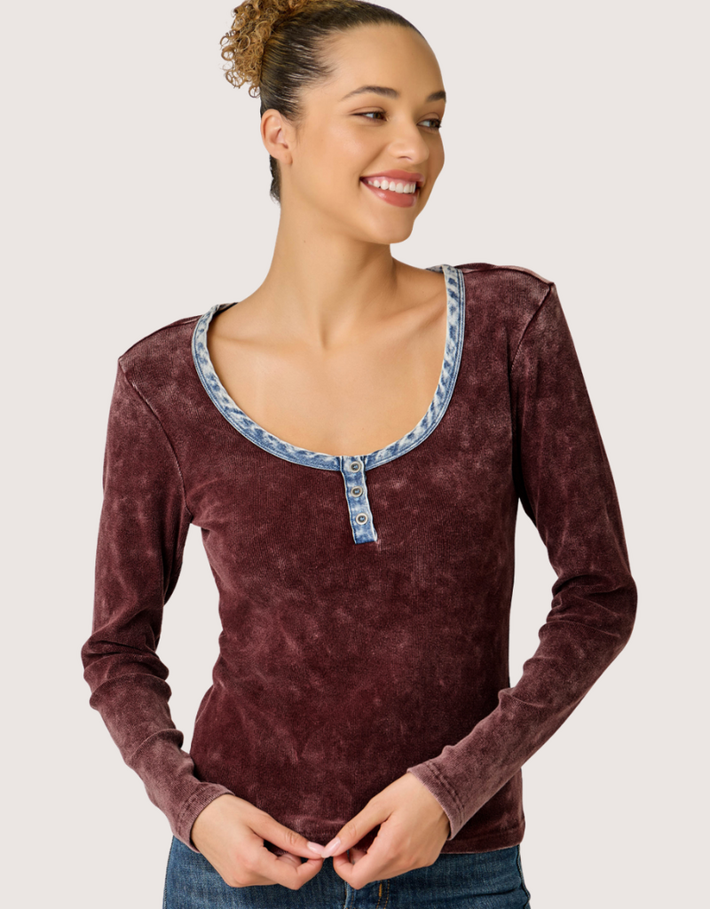 MYSTREE Henley Washed Brush Ribbed Top Washed Burgundy