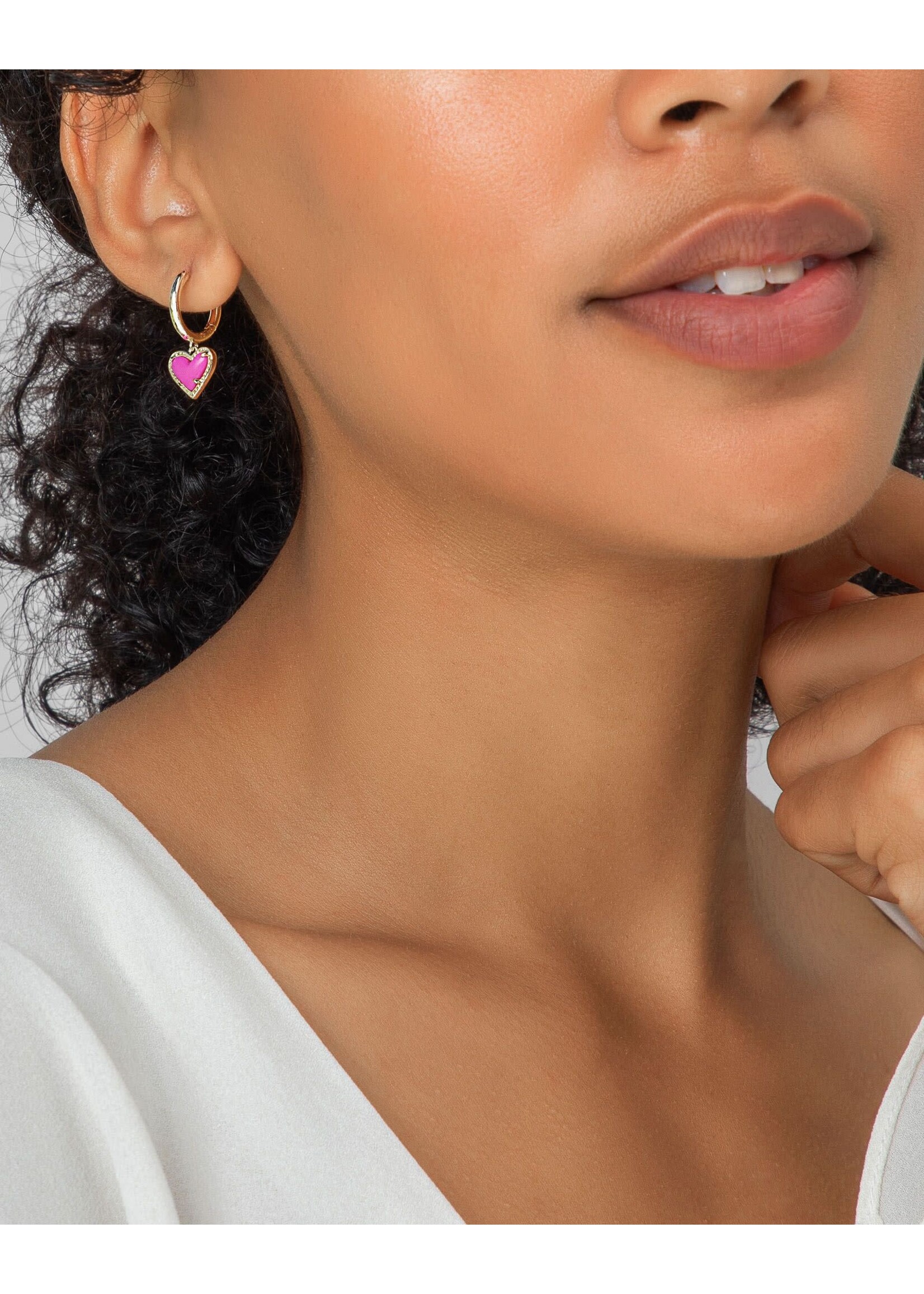 Kendra Scott ARI HEART HUGGIE EARRINGS