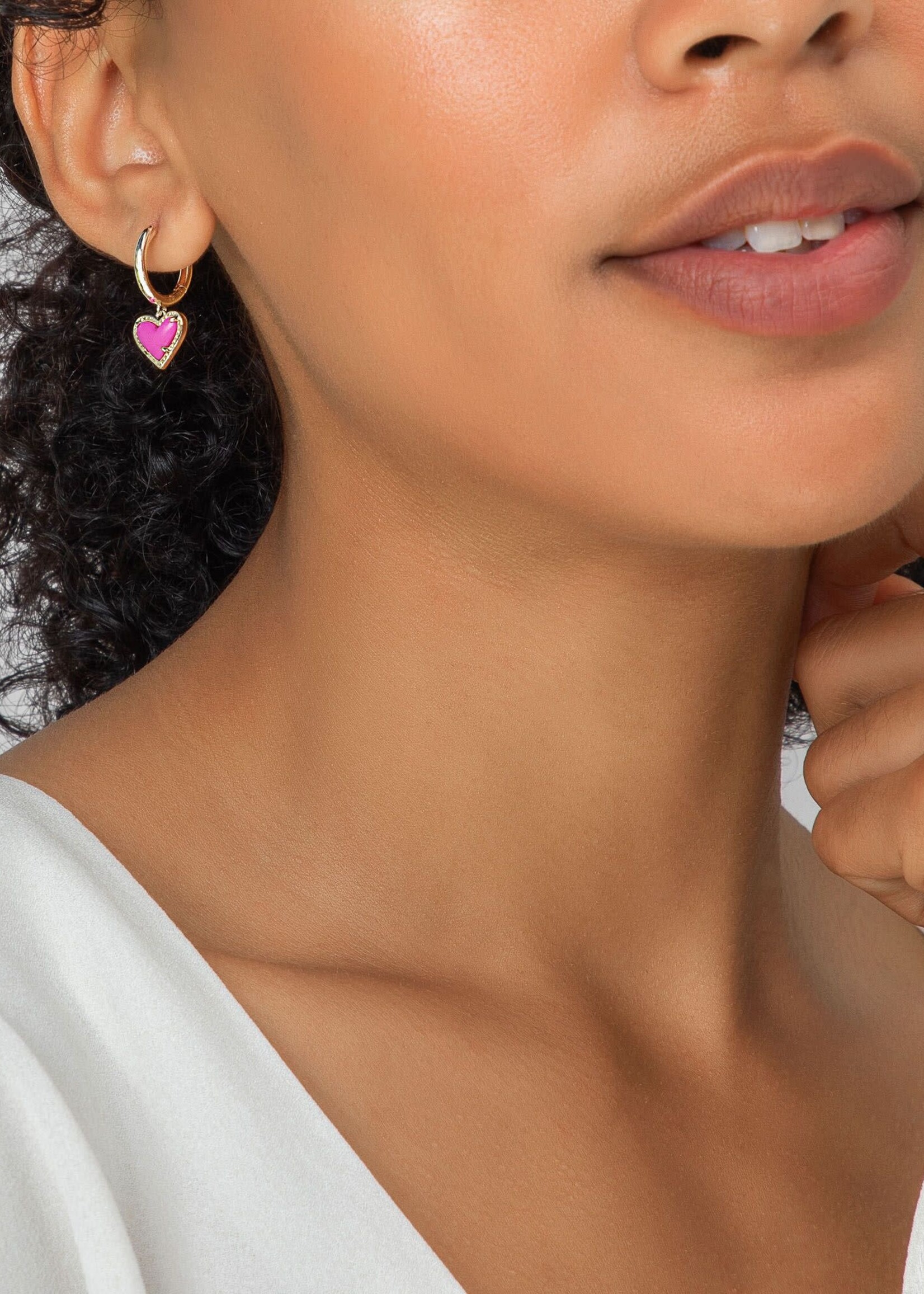 Kendra Scott ARI HEART HUGGIE EARRINGS