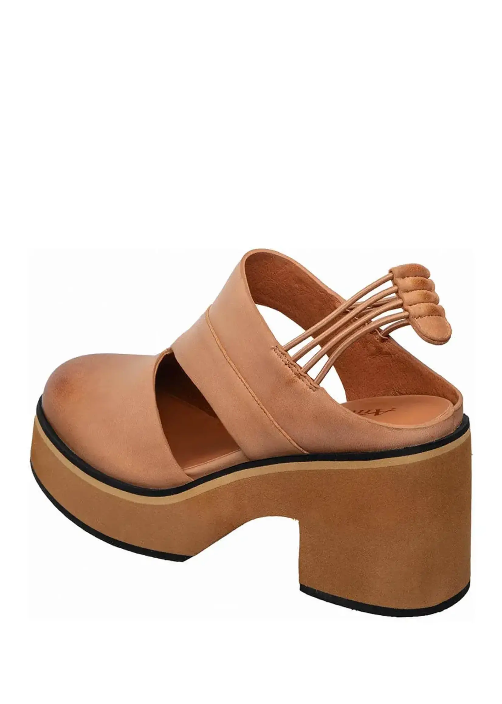 Antelope Isadora (Camel)