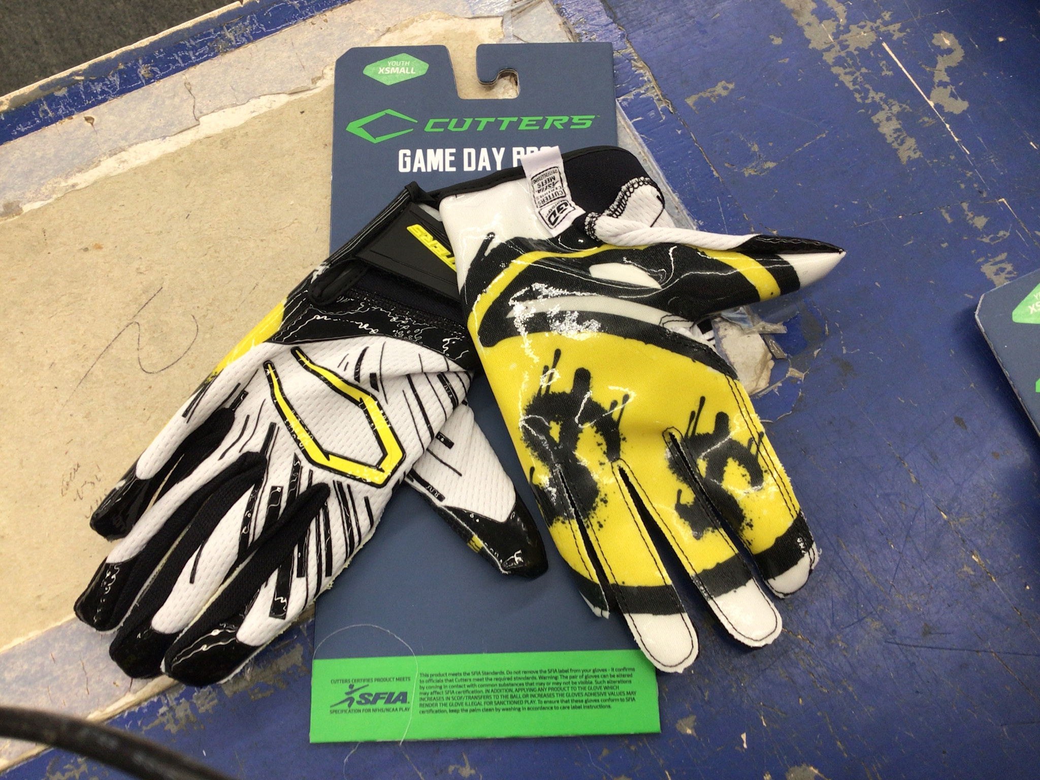 Cutters Cutters Game Day Pro Receiver Gloves Youth Smile