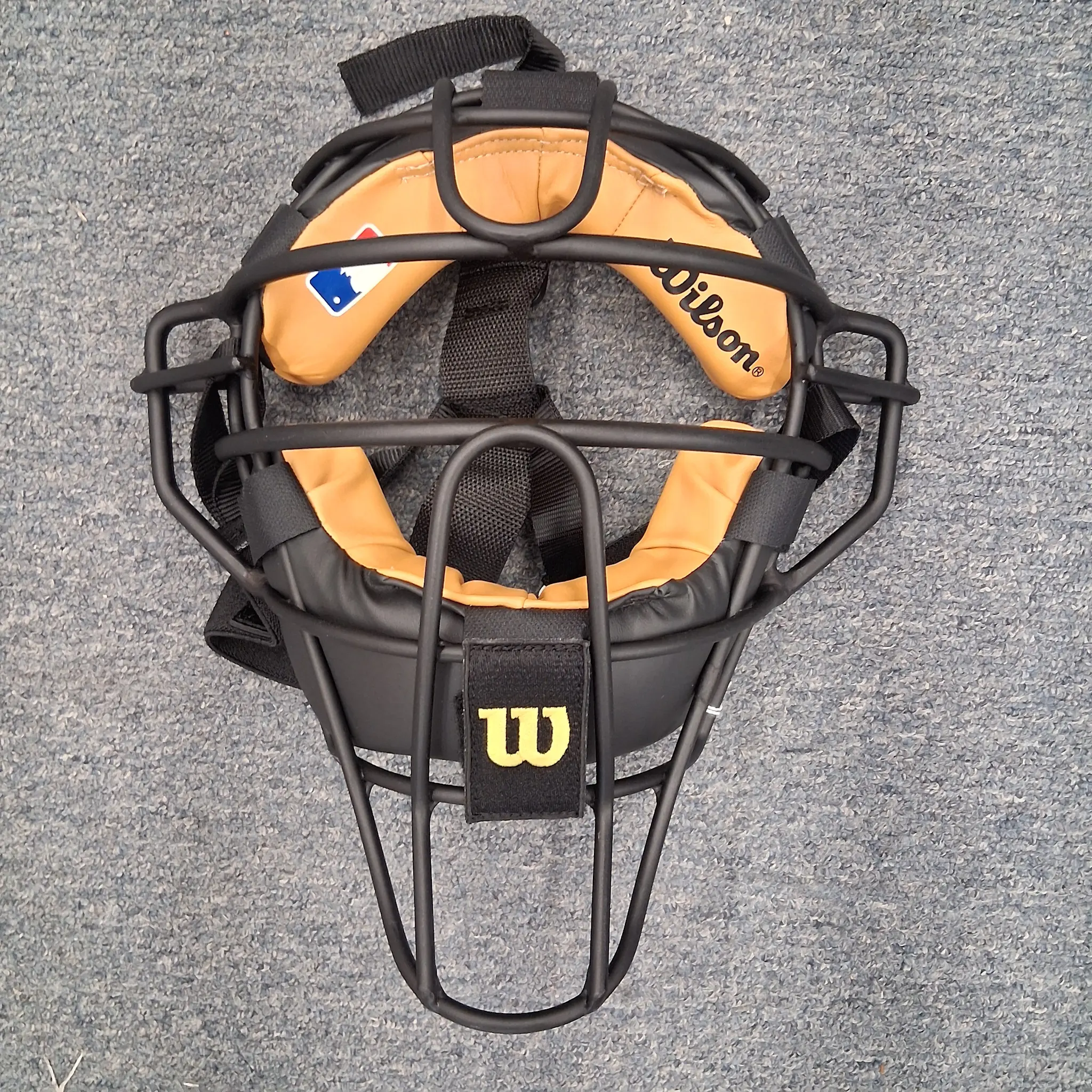Wilson Wilson Dyna Lite Aluminum Mask w/ LEATHER Pads