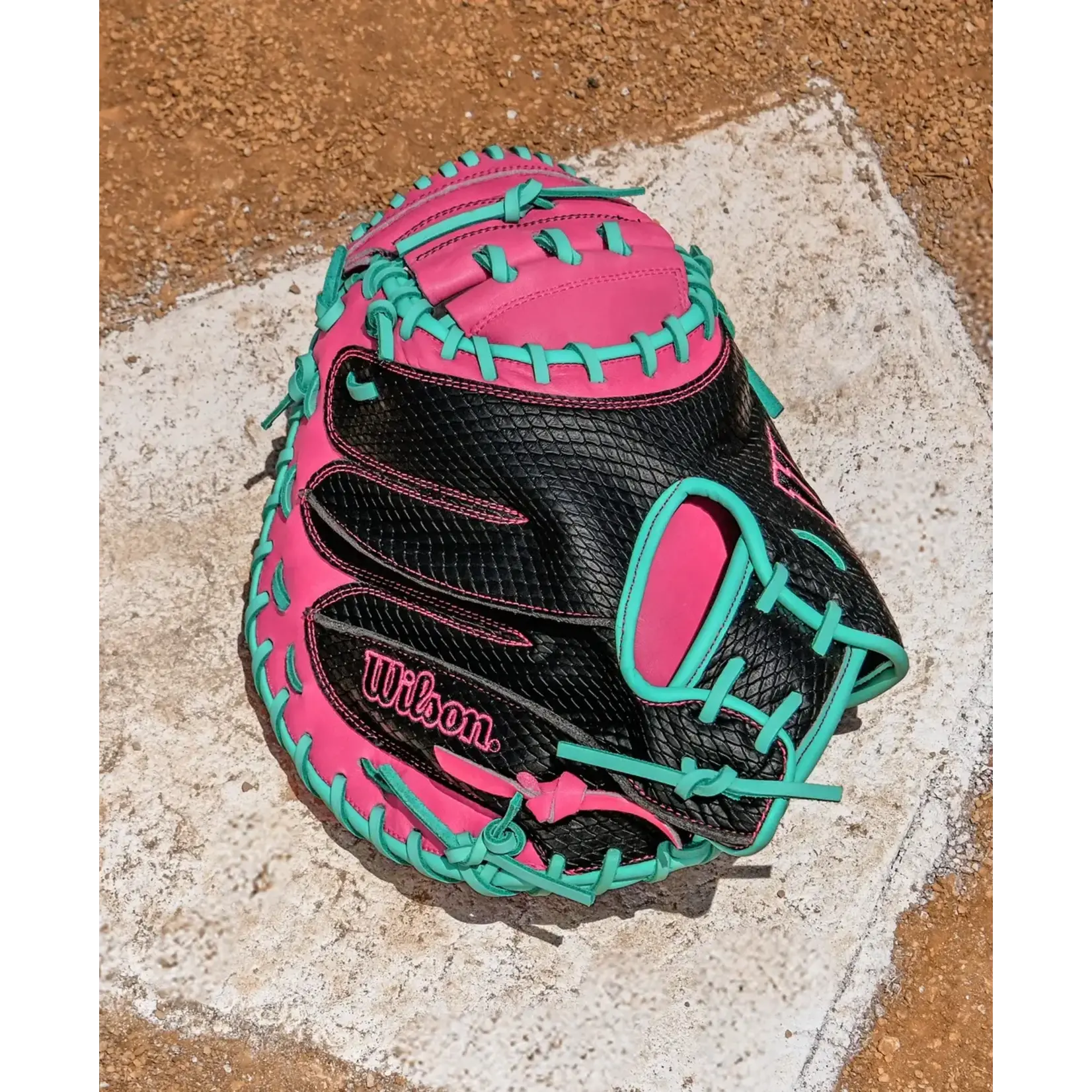 Wilson 2026 A1000 CM33 33" Baseball Catcher's Mitt