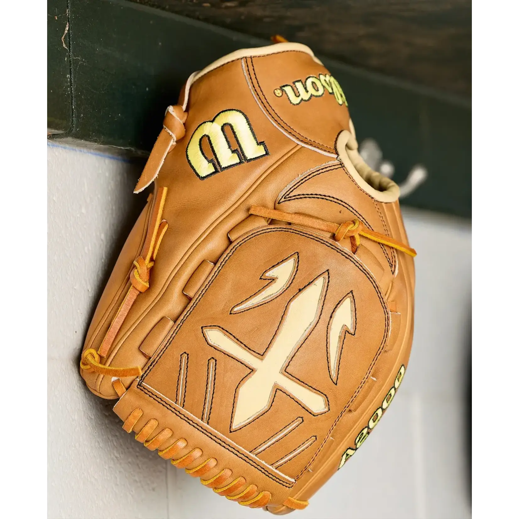 Wilson 2026 A2000 Classics Series B23 Saddle Tan/Blonde 12" Pitcher's Glove