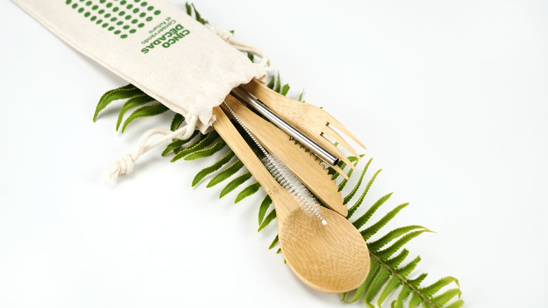 Conjunto de utensilios de bambú con sorbeto de metal y cepillo - Cinco Décadas