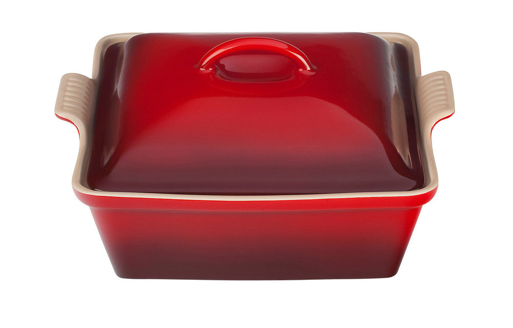 https://cdn.shoplightspeed.com/shops/634646/files/31367023/1000x640x2/le-creuset-heritage-covered-square-casserole-25qt.jpg