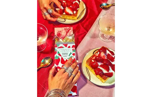 The "Strawberry Shortcake" Bar (White Chocolate, Strawberries + Shortcake