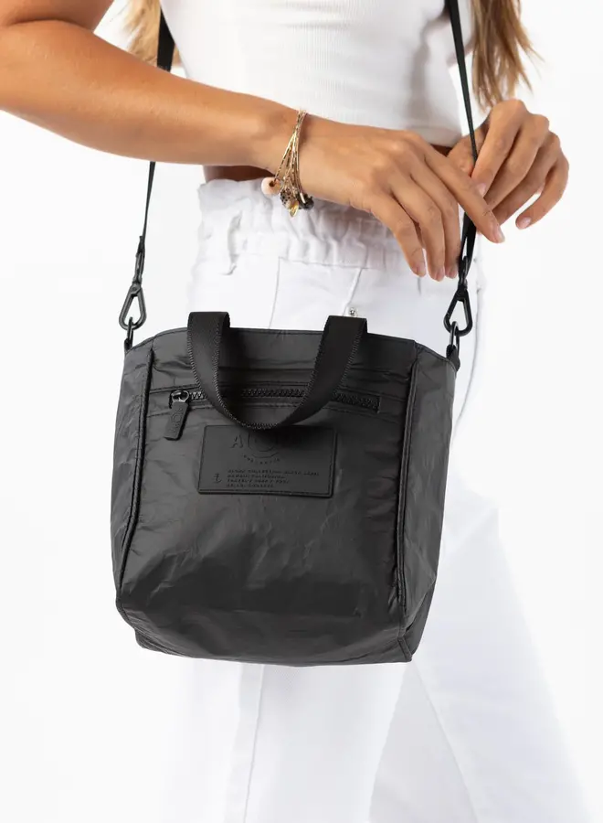 LE VOYAGEUR CROSSBODY