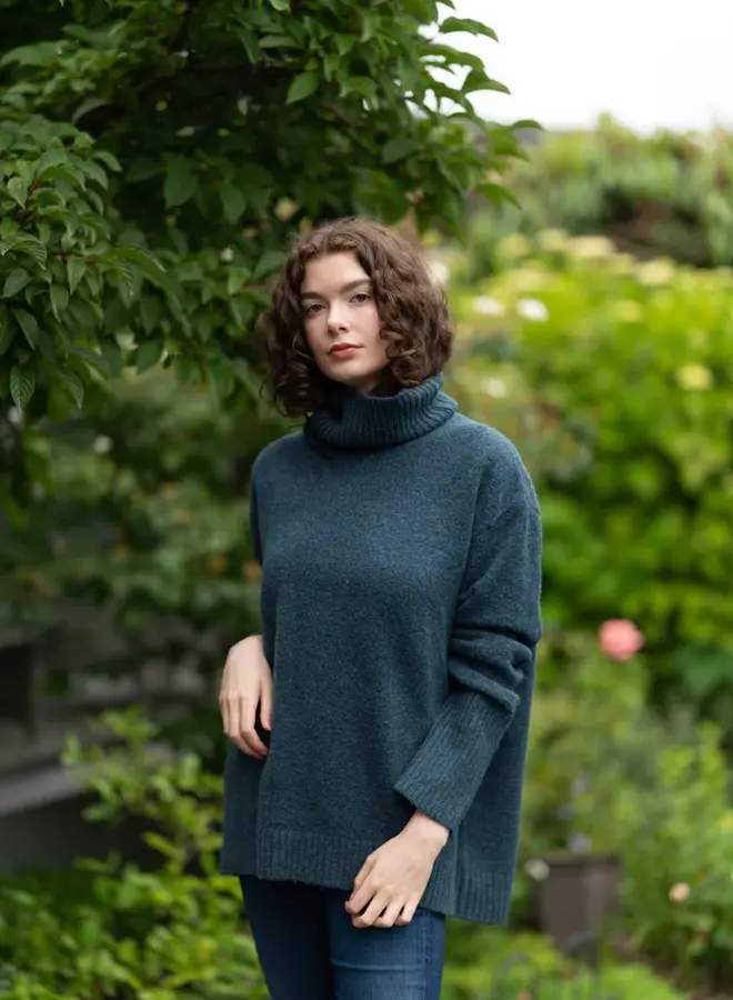 THE DOG WALKING SWEATER