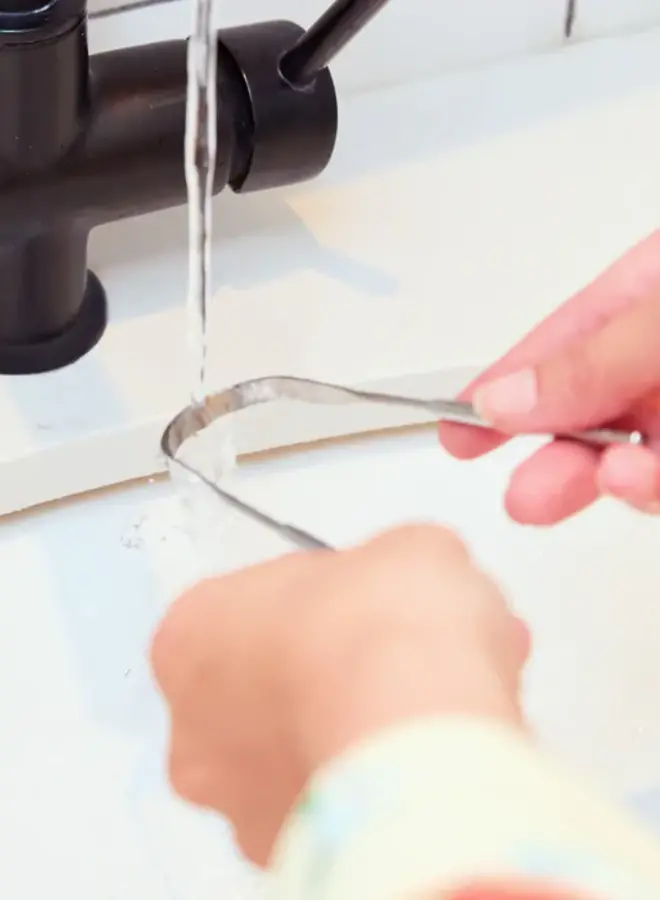 TONGUE CLEANER
