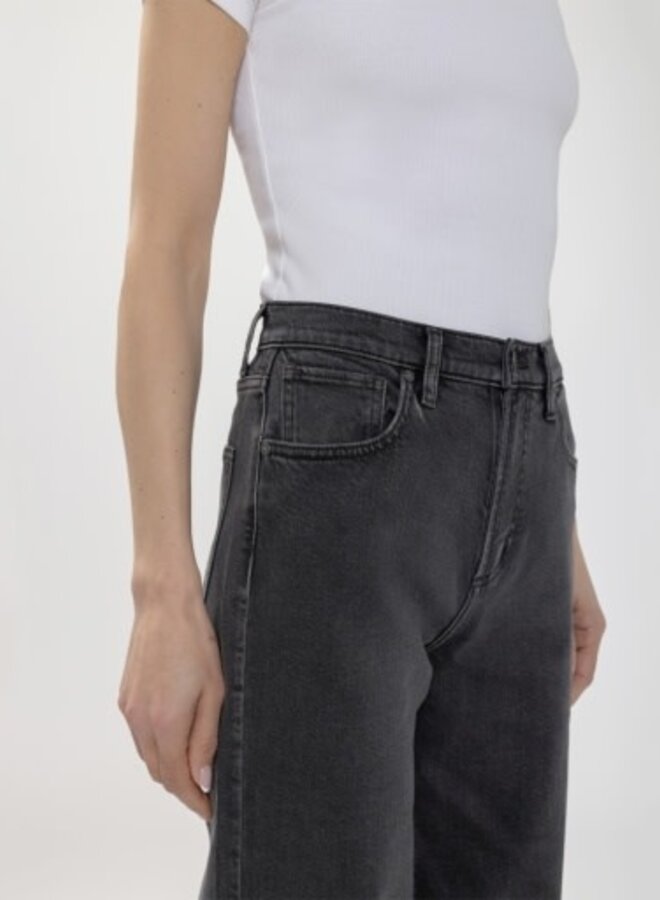 HIGHLY DESIRABLE RELAXED STRAIGHT