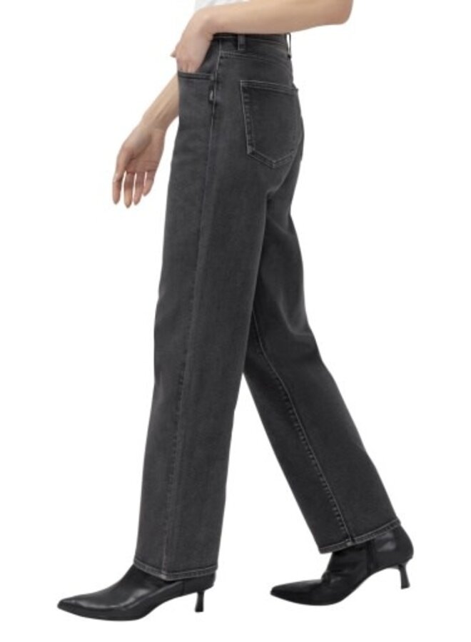 HIGHLY DESIRABLE RELAXED STRAIGHT