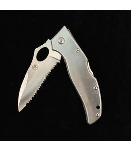 Ariat ARIAT FOLDING SERRATED KNIFE SILVER