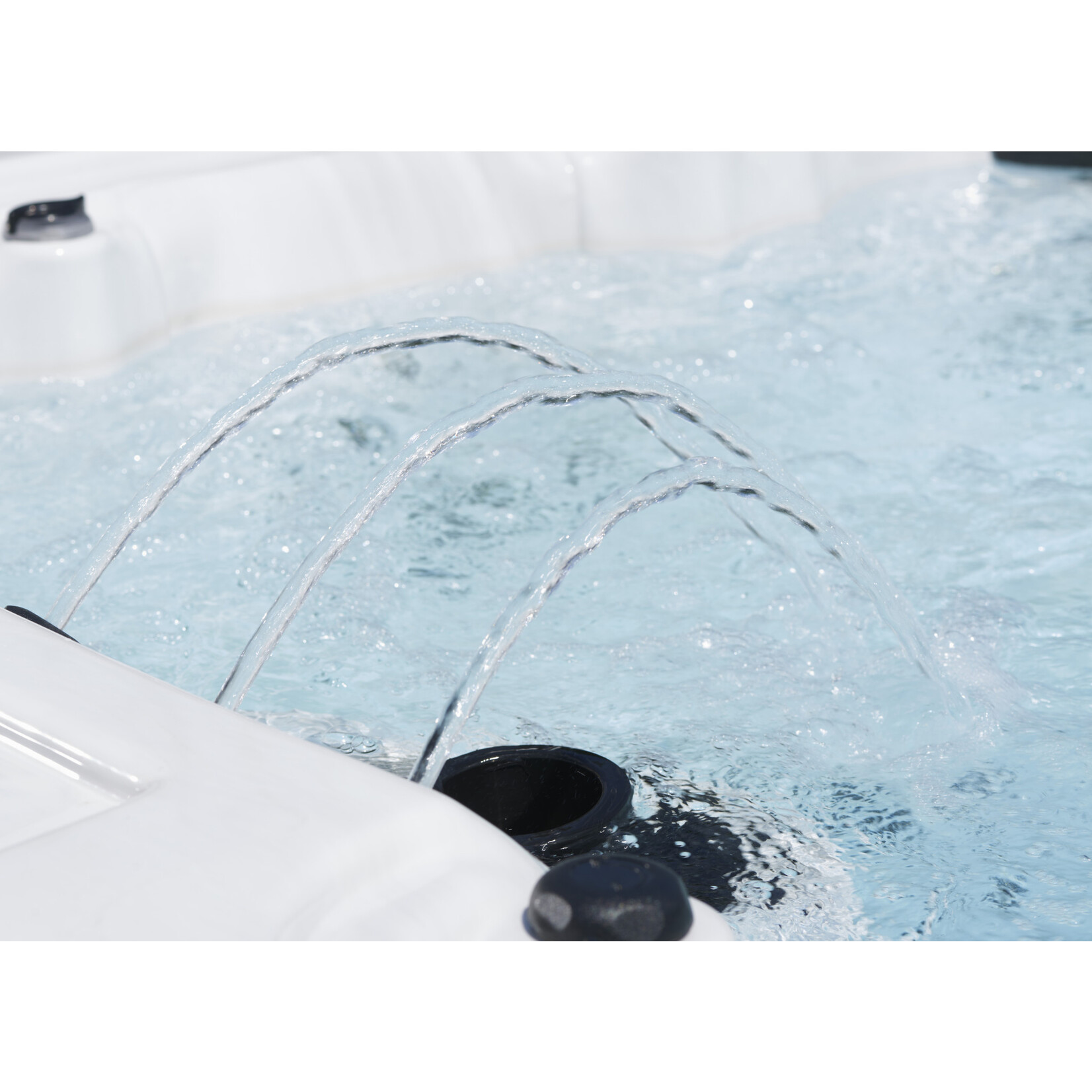 STRONG SPAS ASCENT SL50  ( WITH UPGRADED DURASHIELD COVER )( WITH UPGRADED DURASHIELD COVER ) Comes with:  Ozonator Triple water Columns (50-60) Exterior Cabinet Led’s