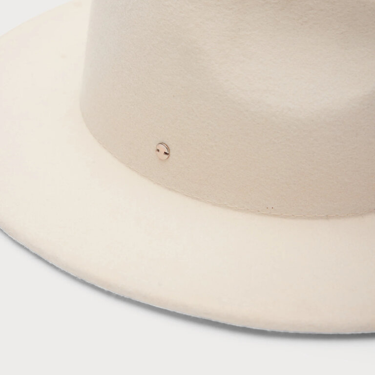 ACE OF SOMETHING KAIA FEDORA IN WHITE