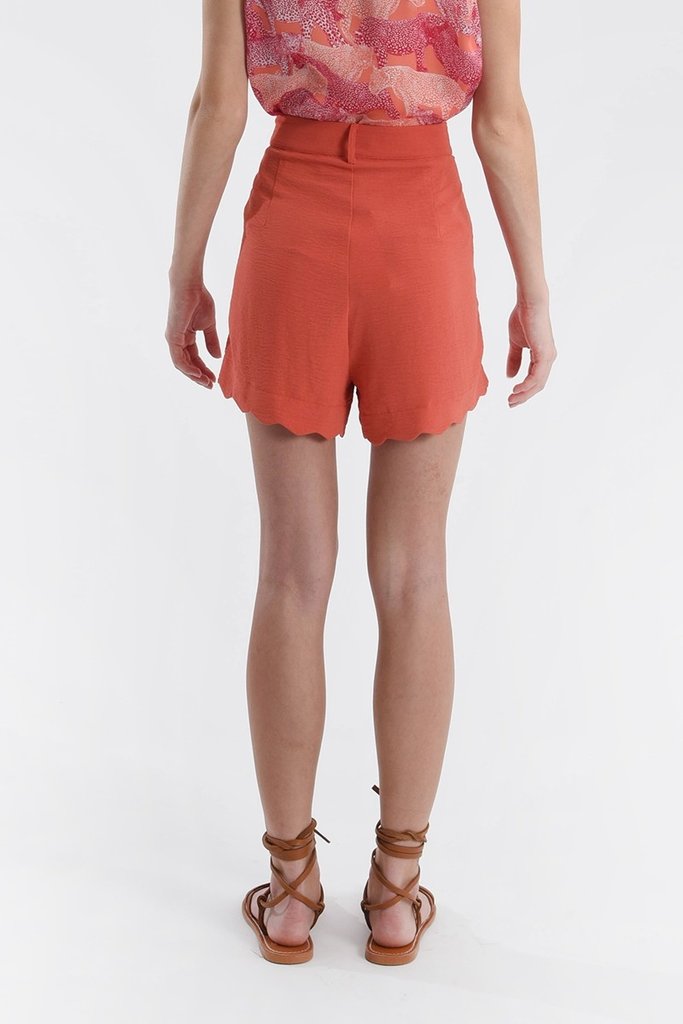 MOLLY BRACKEN SCALLOPED SHORTS IN CORAL