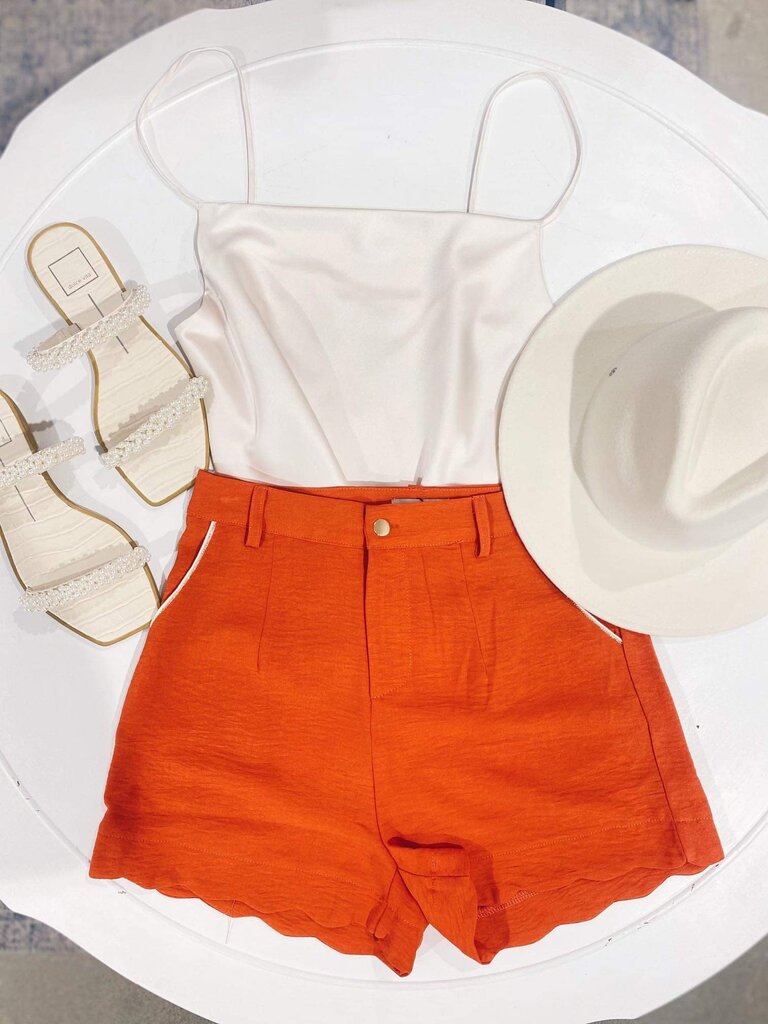 MOLLY BRACKEN SCALLOPED SHORTS IN CORAL