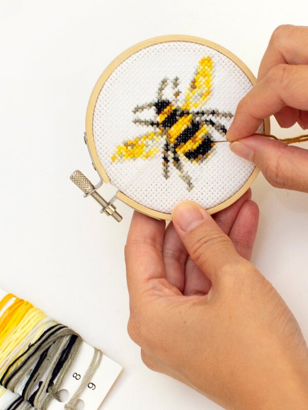 KIKKERLAND Bee Mini Cross Stitch Kit