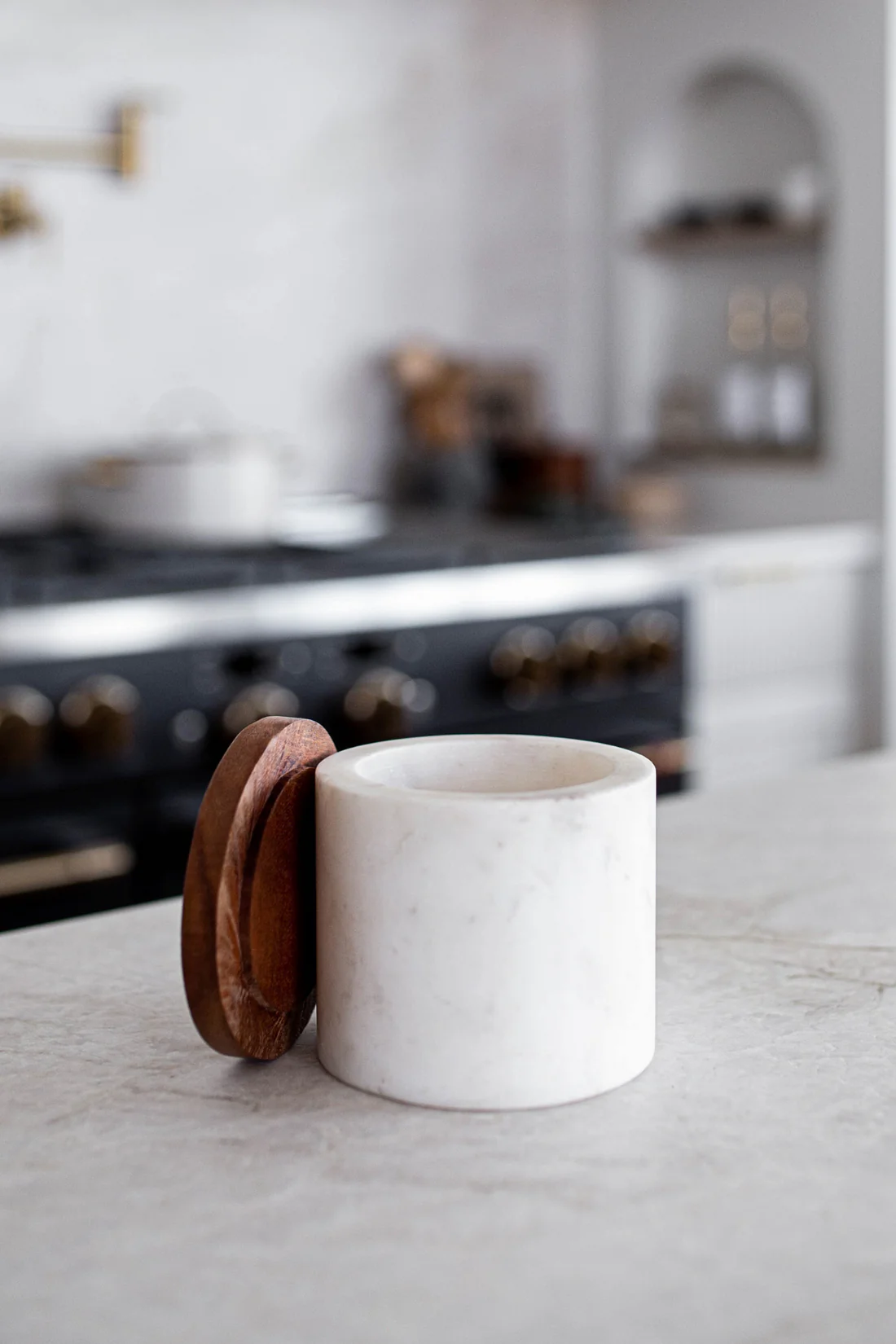 Luxe B Pampas Grass White Marble Jar/Acacia Lid
