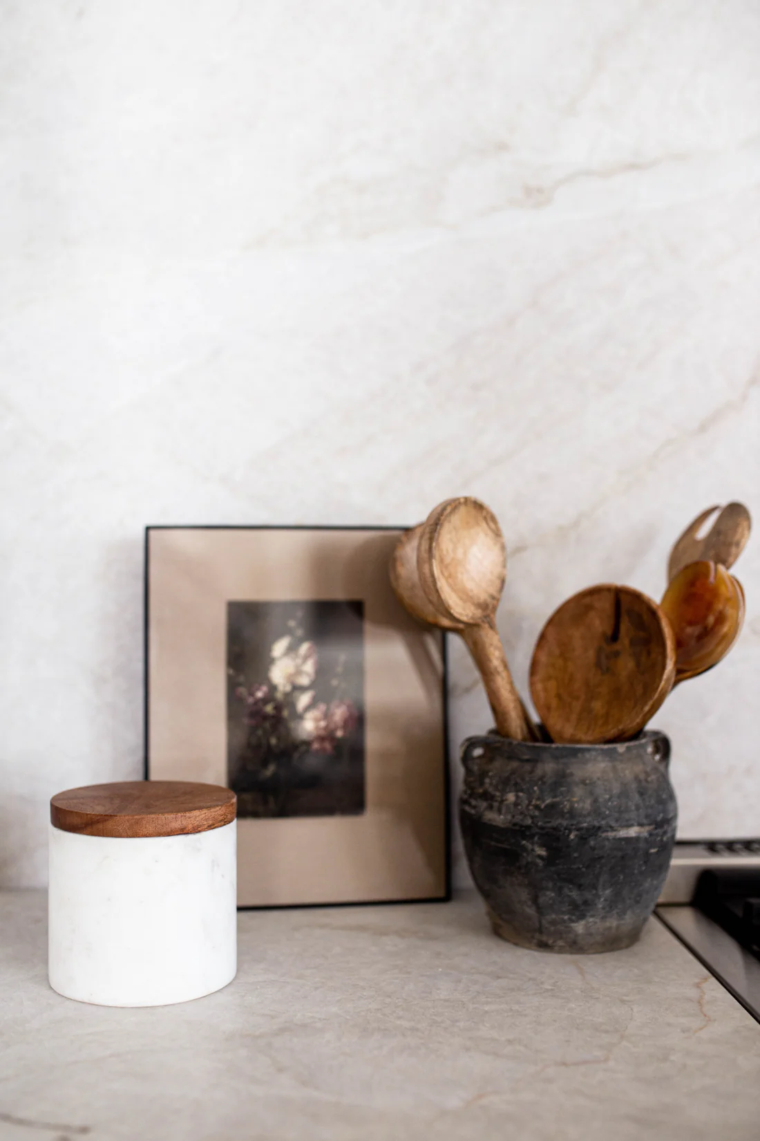 Luxe B Pampas Grass White Marble Jar/Acacia Lid