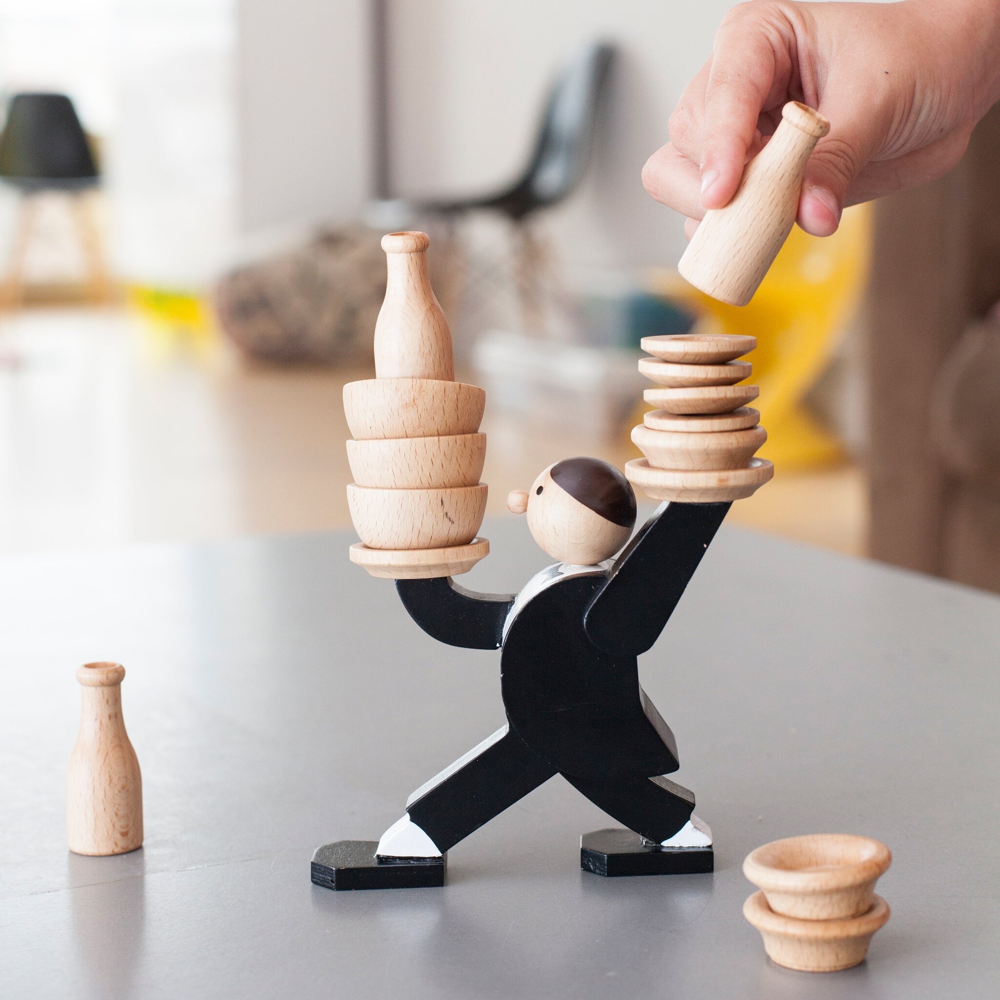 KIKKERLAND Don't Tip The Waiter Stacking Game