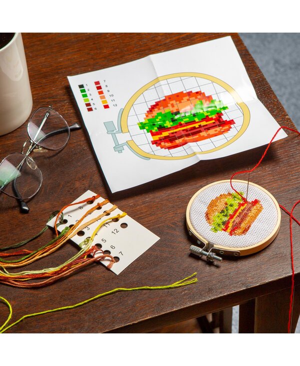 KIKKERLAND Burger Mini Cross Stitch Cross Kit