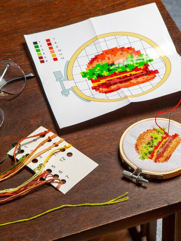KIKKERLAND Burger Mini Cross Stitch Cross Kit