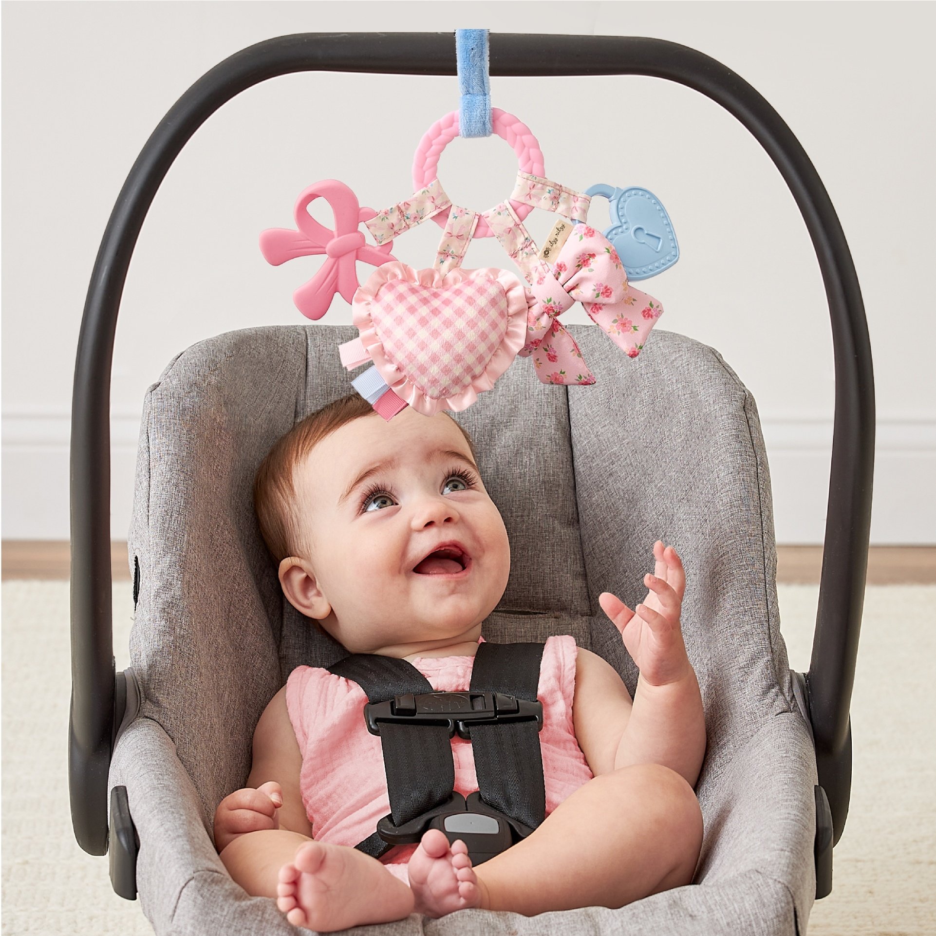 Itzy Pop & Whirl Bow Bitzy Busy Ring