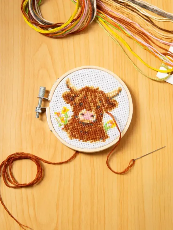 KIKKERLAND Highland Cow Mini Cross Stitch Cross Kit