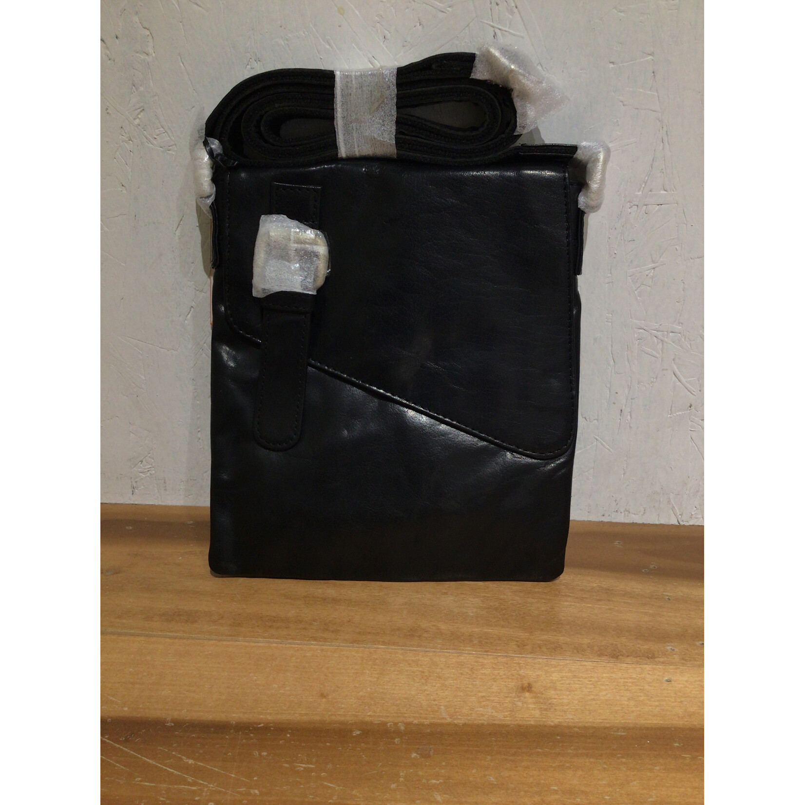 Crossbody in V T Leather -251A