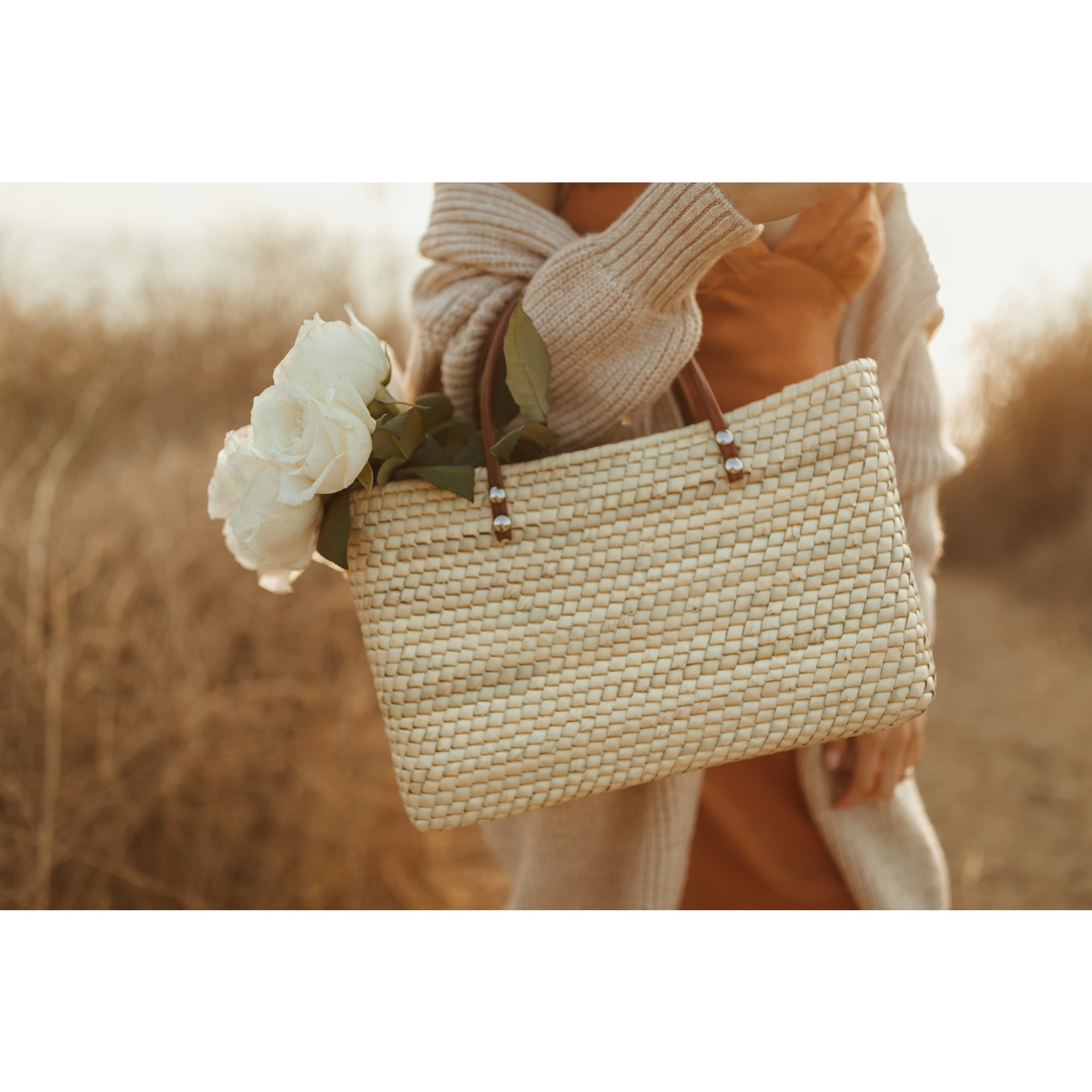 Fashion Must Have with Versatility for a Straw Market Totes