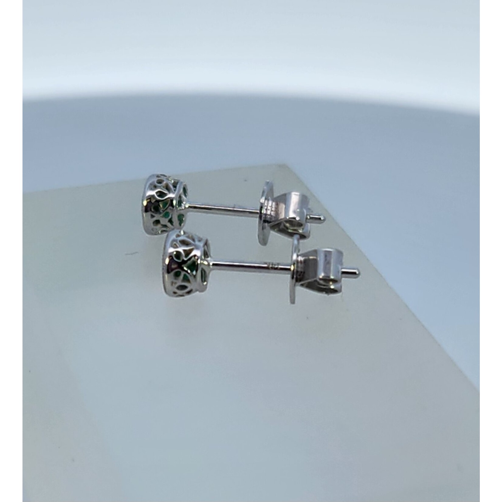 14 Karat White Gold Emerald Bezel set Round studs