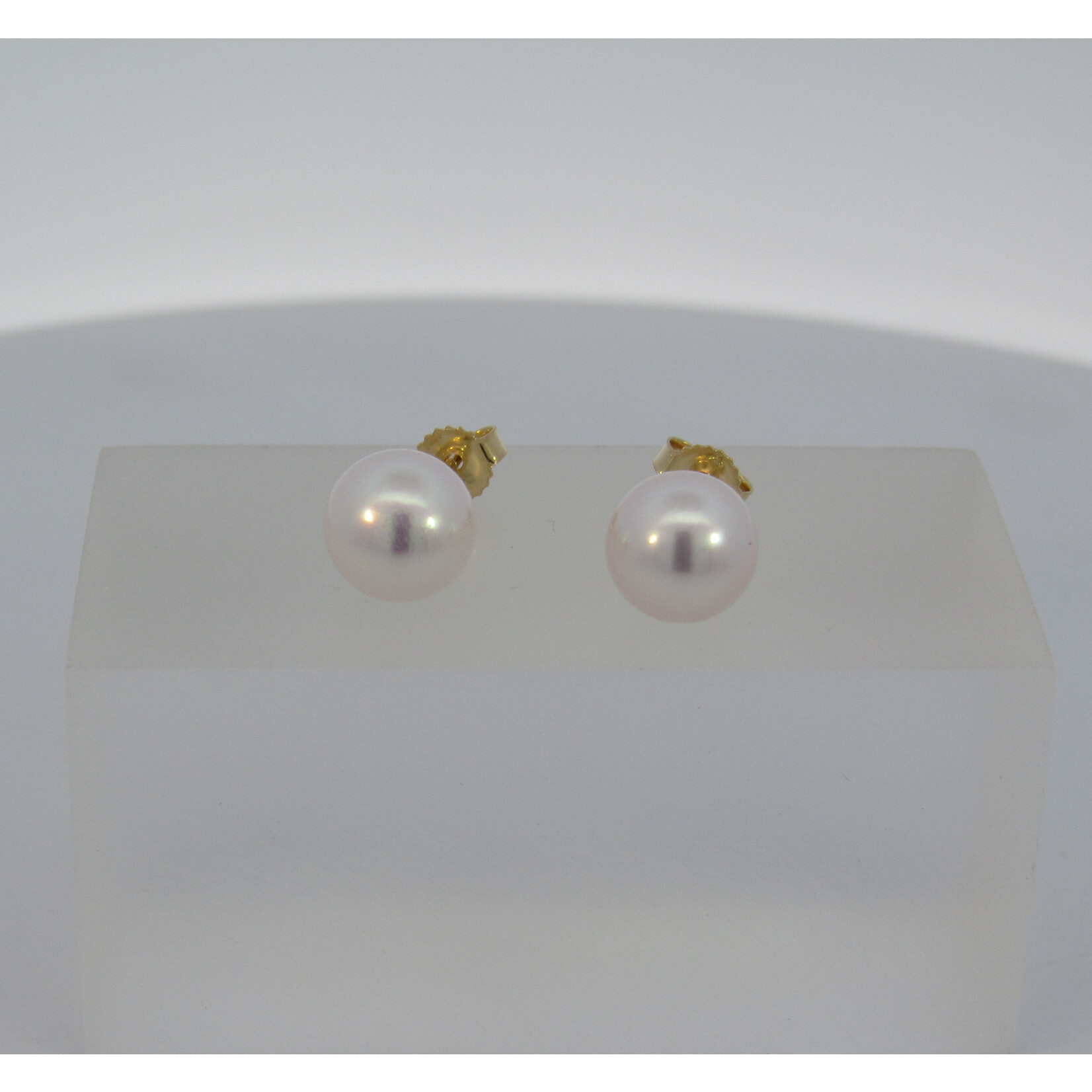 18 Karat Yellow Gold 8 mm Akoya Pearl Studs