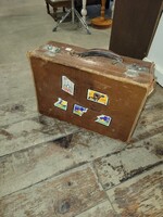 Valise vintage avec etampes