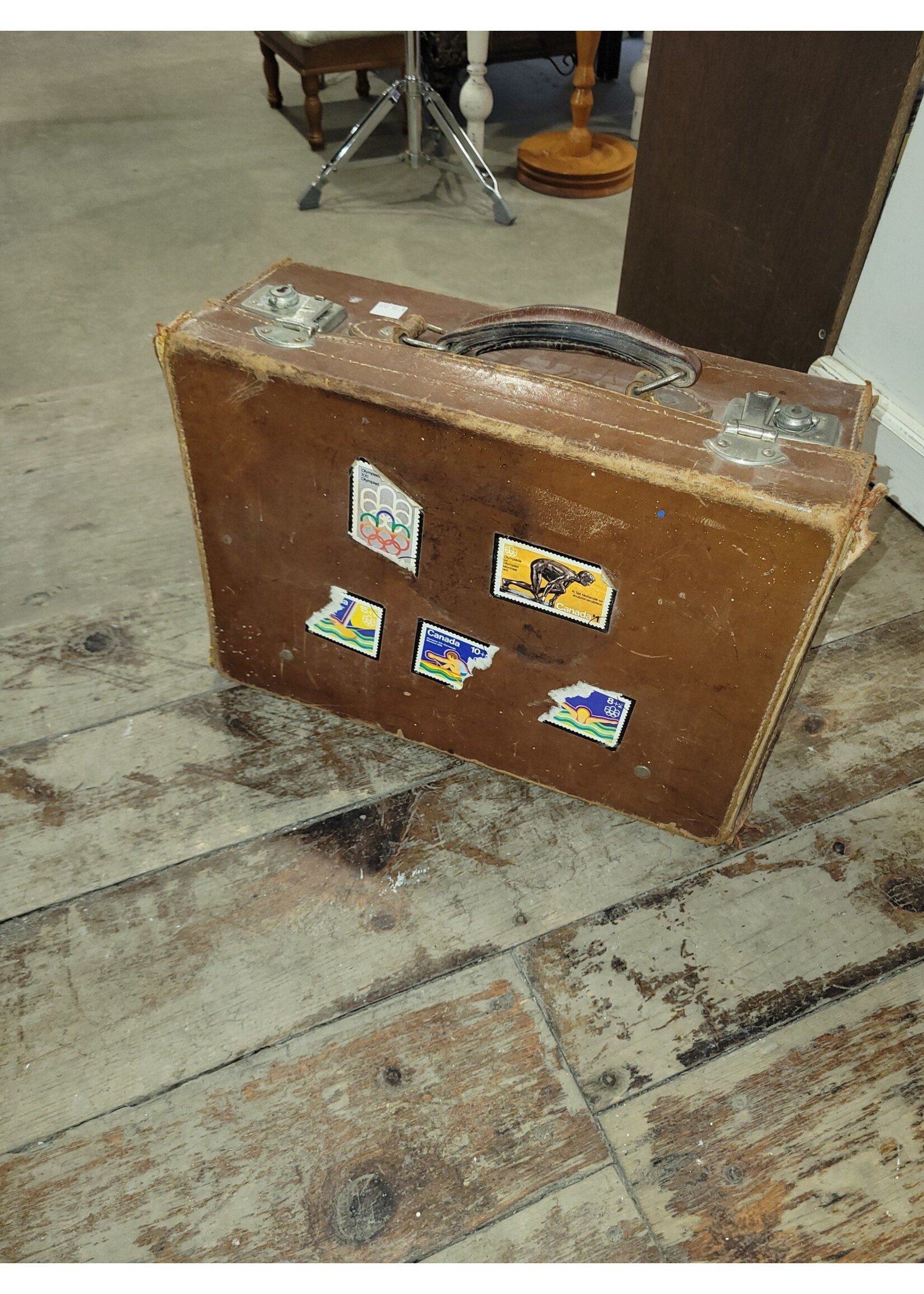 Valise vintage avec etampes