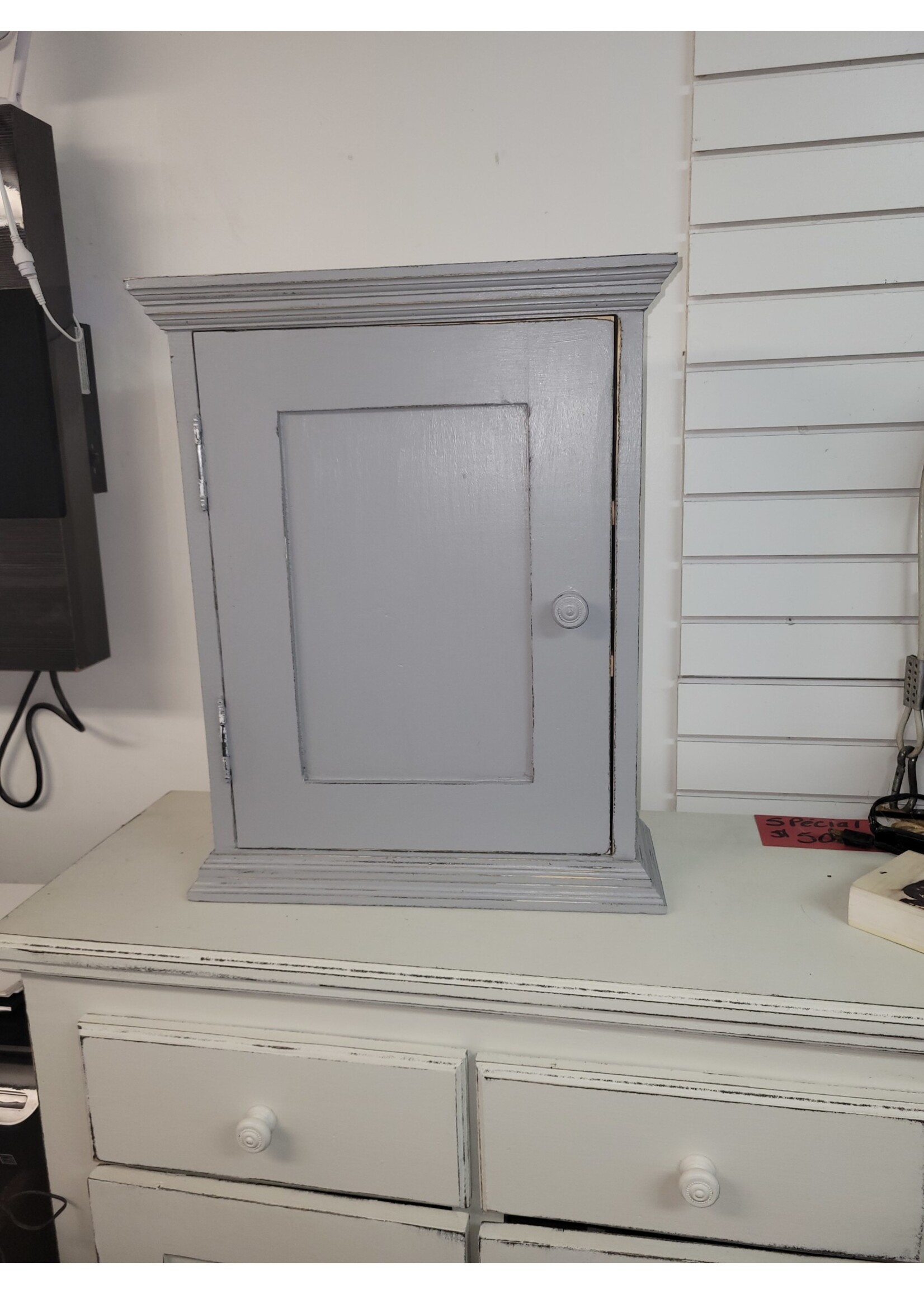 Pharmacie grise en bois 24h x 19 l x 7 p