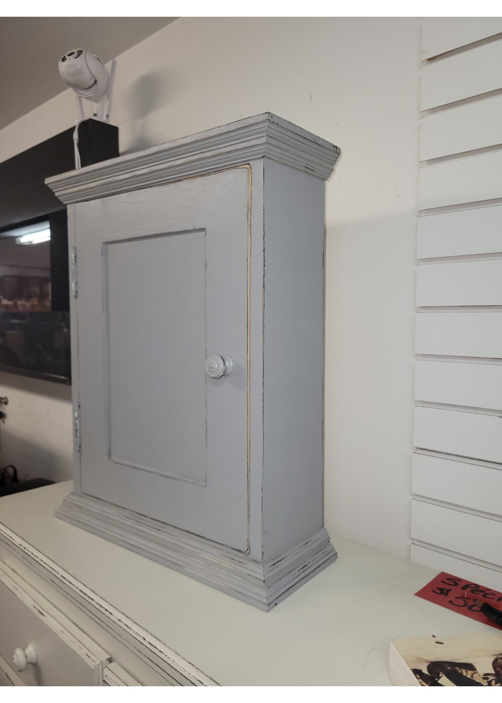 Pharmacie grise en bois 24h x 19 l x 7 p