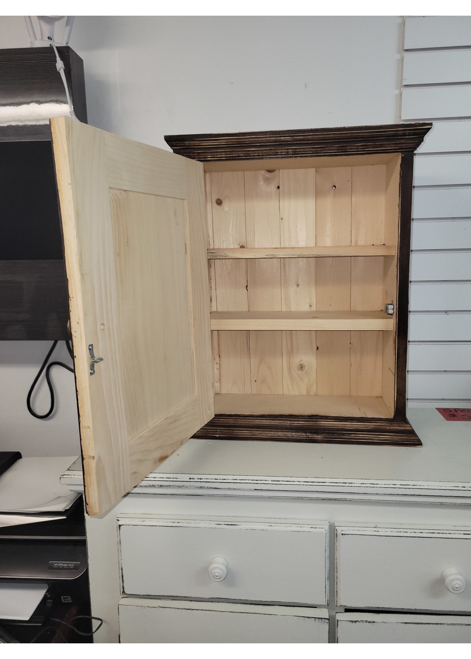 Pharmacie brune en pin 24h x 19 l x 7 p