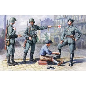 Icm . ICM 1/35 German Patrol (1939-1942) (4 figures - 1 officer, 2 soldiers, 1 civilian)