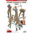 Miniart . MNA 1/35 German Soldiers at Work (RAD) Special Edition