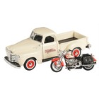 Maisto . MAI 1:24 H-D '01 Flsts Her Sprngr + '50 Chevy 3100 Cream