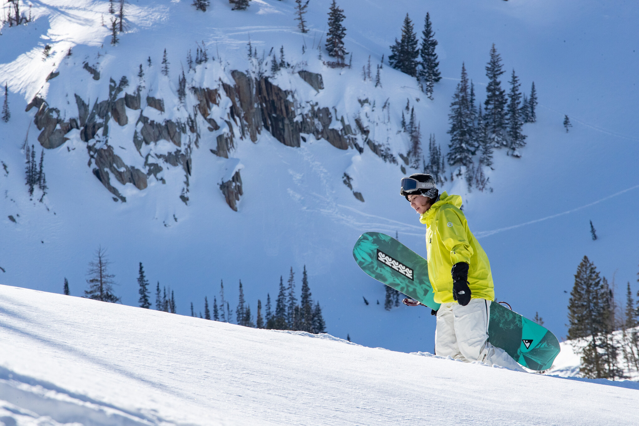 Comparison of men's and women's snowboards, highlighting differences in design, flex, and sizing to cater to the distinct needs and preferences of male and female riders